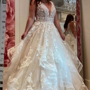 Wedding Gown, Essence of Australia, Size 12 brand new never worn no alterations